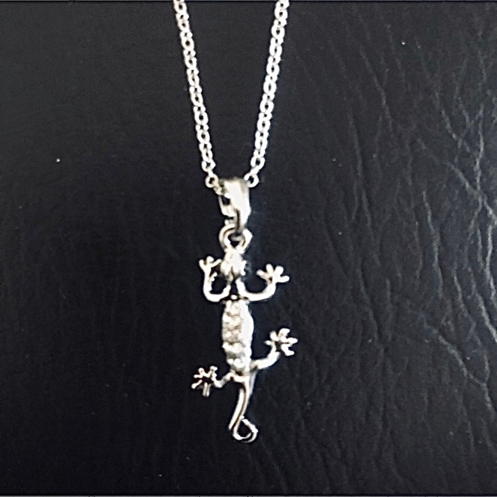 💗 Lizard Crystal Charm Silver Necklace 16” NEW